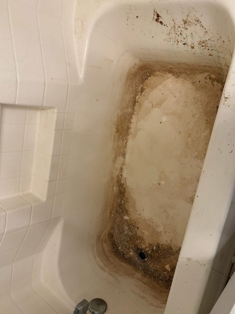 Bathtub before cleaning